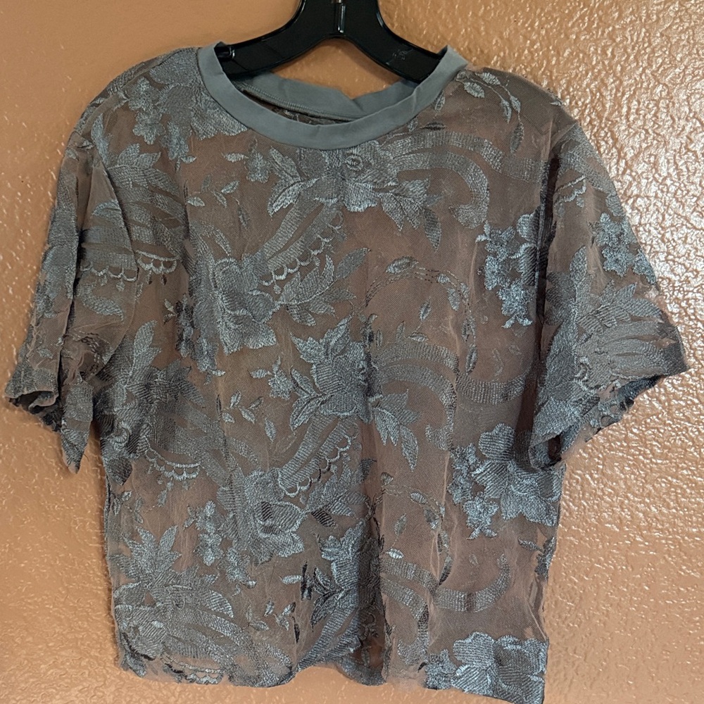 NWOT L embroidered cropped t shirt.